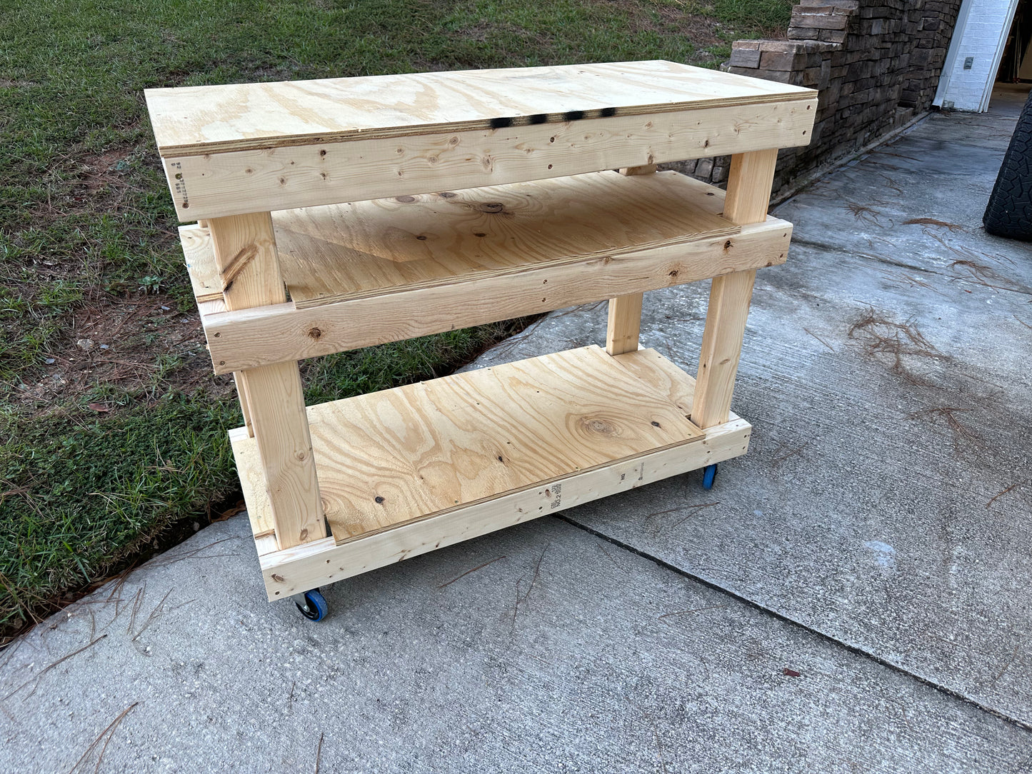 Heavy-Duty Rolling Workbench