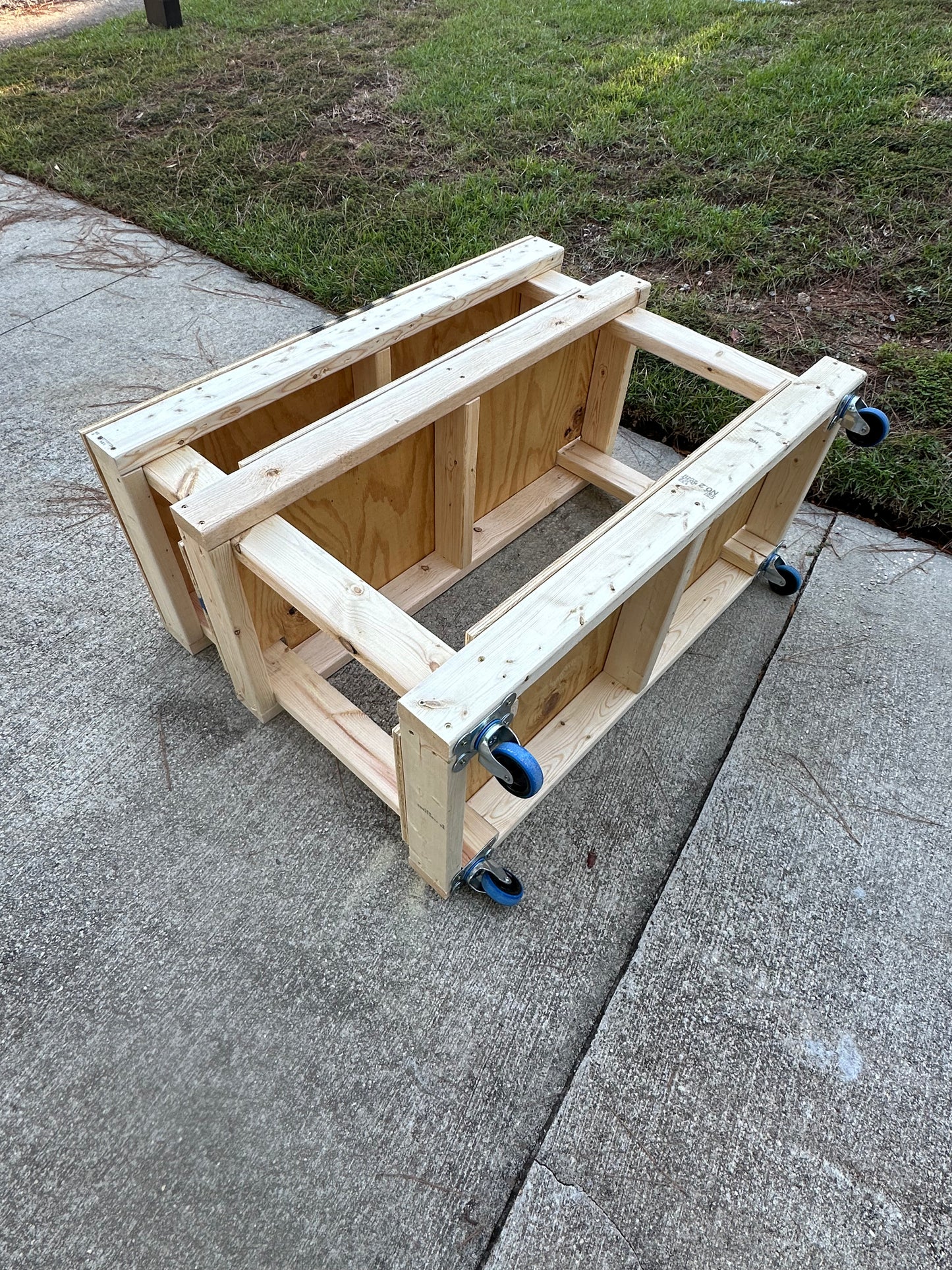 Heavy-Duty Rolling Workbench