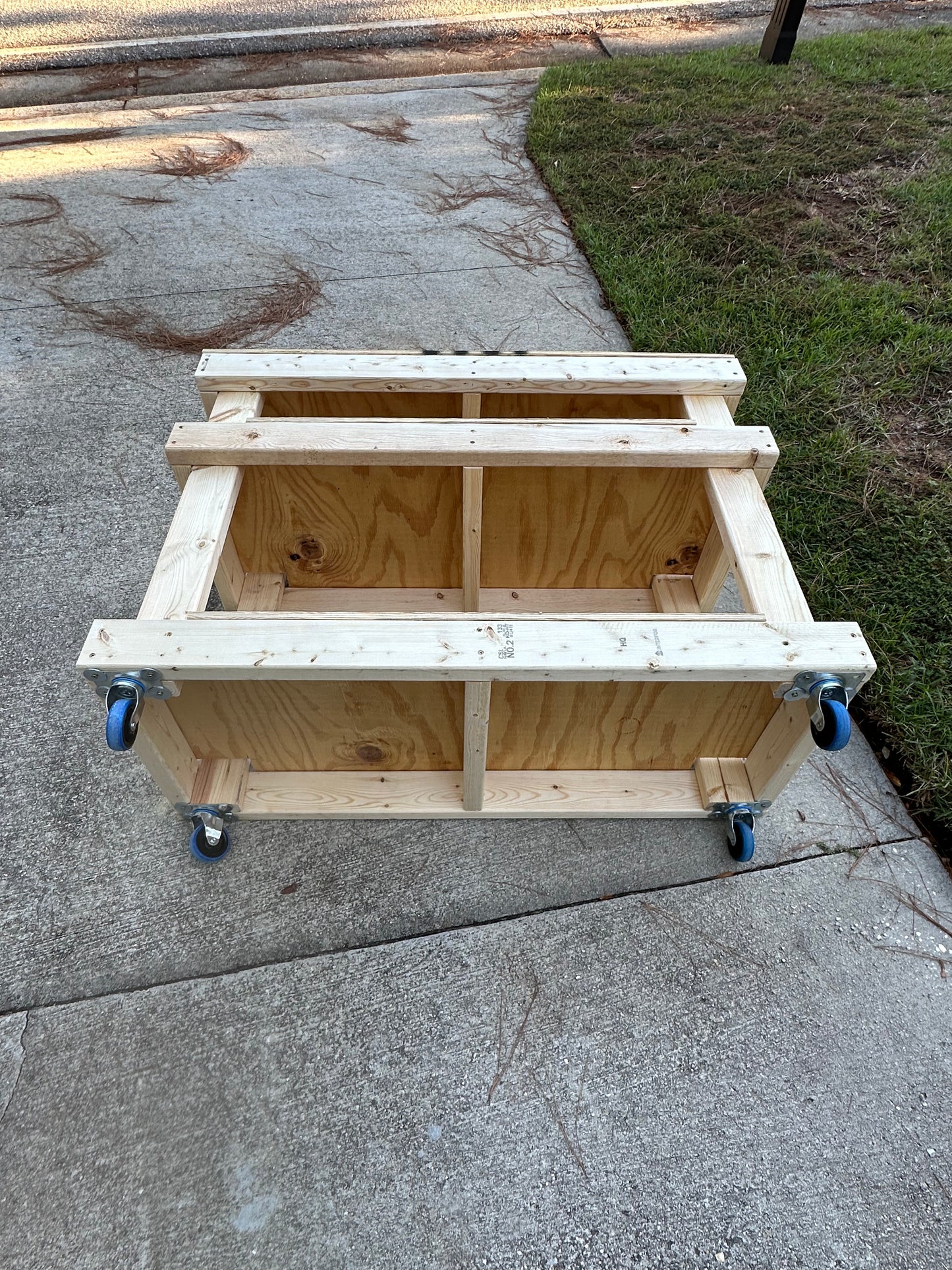 Heavy-Duty Rolling Workbench